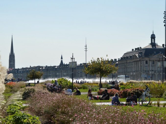 Биржевую площадьв первую очередь нужно посмотреть в Бордо