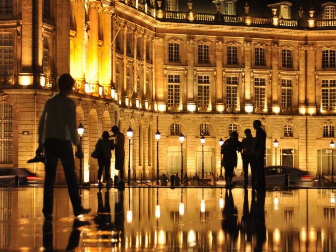 В Бордо нужно сходить на Биржевую площадь и увидеть "Водное зеркало"