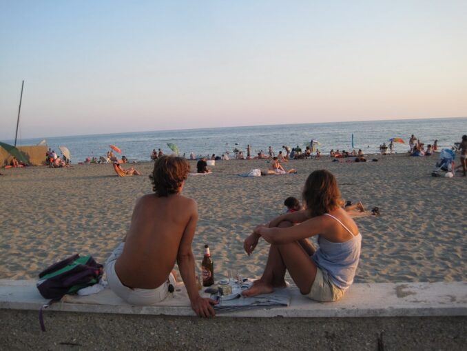 Пляж Лидо-ди-Остия под Римом - один из молодежных морских курортов Италии