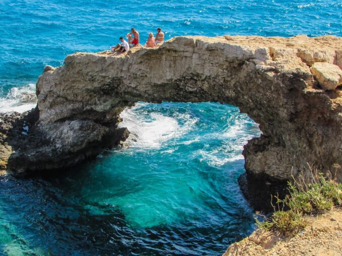 Арка любви - на Кипре в июне стоит жаркая погода