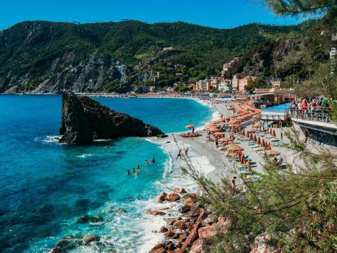 В Монтероссо можно хорошо отдохнуть на море в Италии