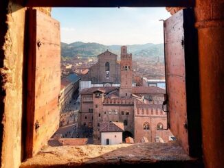 Пьяццу Маджоре нужно посмотреть туристу в Болонье в первую очередь