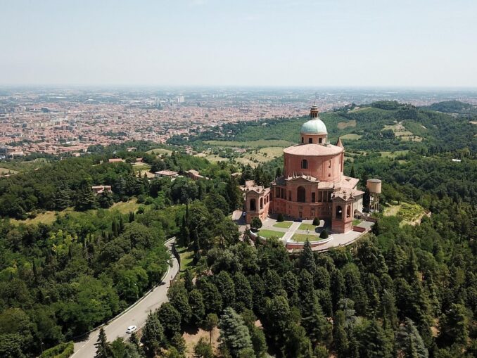 В Болонье нужно увидеть сантуарий Мадонны святого Луки на Караульном холме