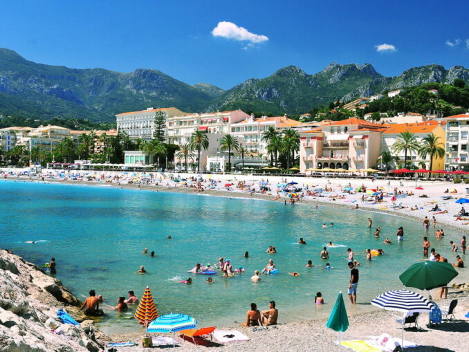 Пляж в Ментоне - Лазурный берег Франции - олицетворение пляжного отдыха