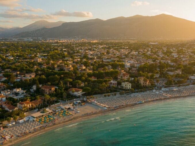 На Сицилии можно посмотреть на пляж в Монделло 