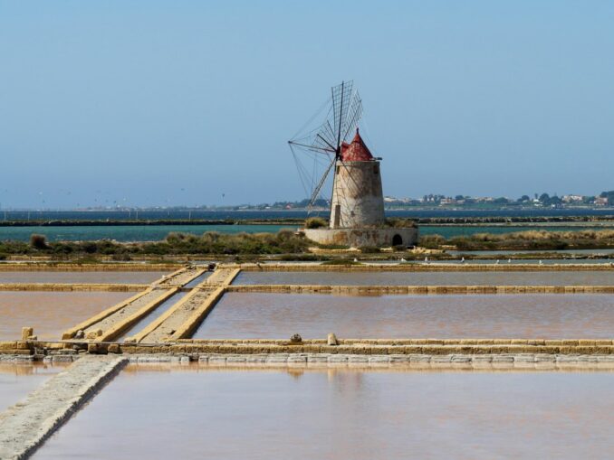 Мельница и соляные поля в Трапани - одни из достопримечательностей Сицилии