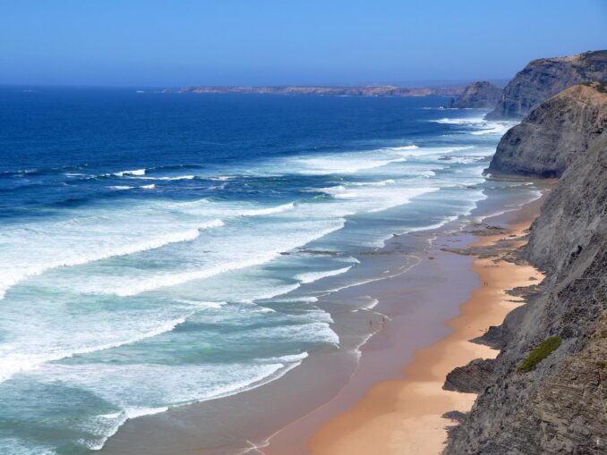 Алгарве в Португалии, фото @shogun/Pixabay.com Купаться на португальских курортах в ноябре уже не хочется