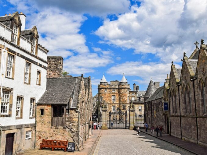 В замок Холируд хочет сходить в Эдинбурге каждый первый путешественник