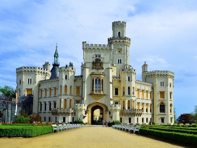 Замок Глубока-над-Влтавой можно посетить рядом с Чески-Крумловым