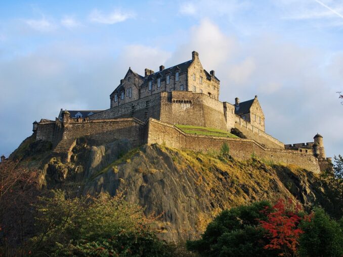 Эдинбургский замок нужно посетить в Эдинбурге в первую очередь