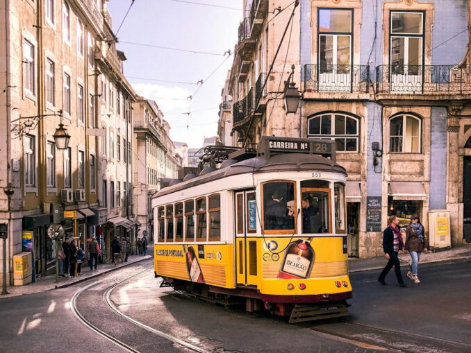 Лиссабон в ноябре просто создан для прогулок, фото @Travellingwithgiannis/pexels.com Лиссабон - температура воздуха в Португалии в ноябре достигает +20-22 градусов Цельсия