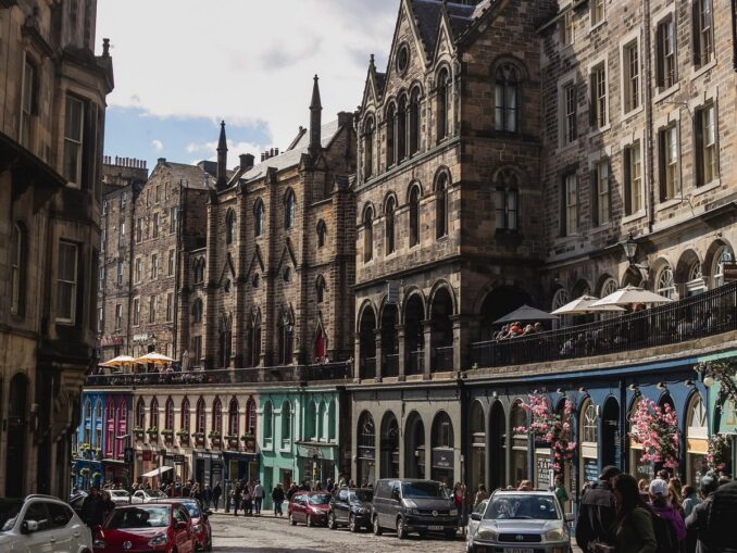 Викторию-стрит нужно обязательно увидеть в Эдинбурге