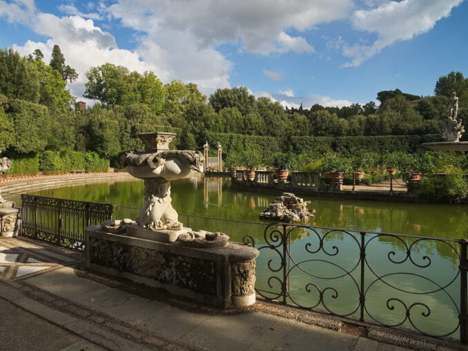 Сады Боболи позади Палаццо Питти стоит увидеть во Флоренции хотя бы мельком