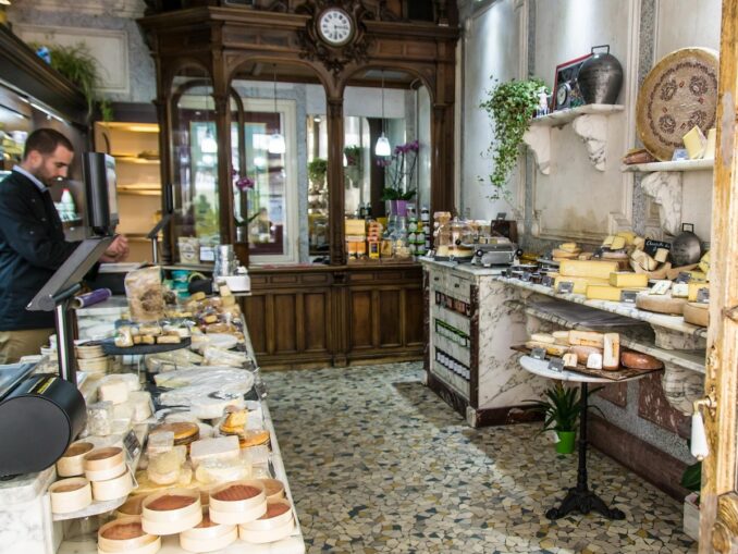 Сыры стоит купить во Франции в первую очередь