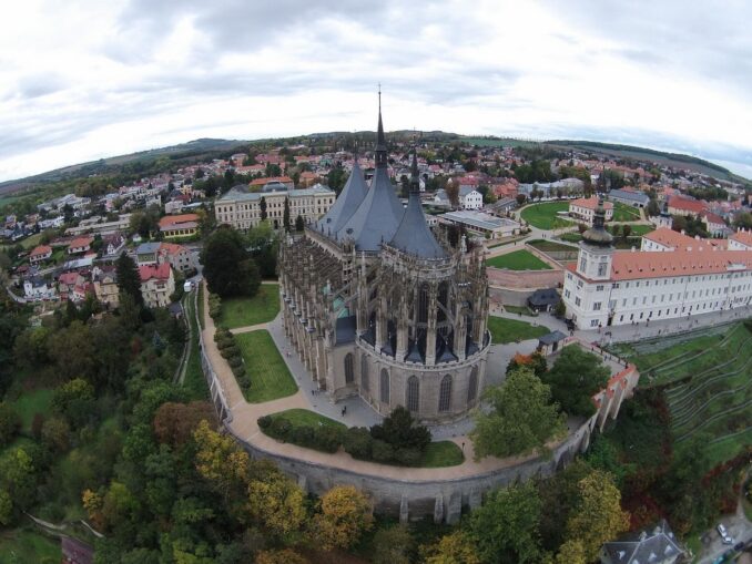 В Кутну-Гора стоит приехать из Праги, чтобы посмотреть собор святой Варвары 