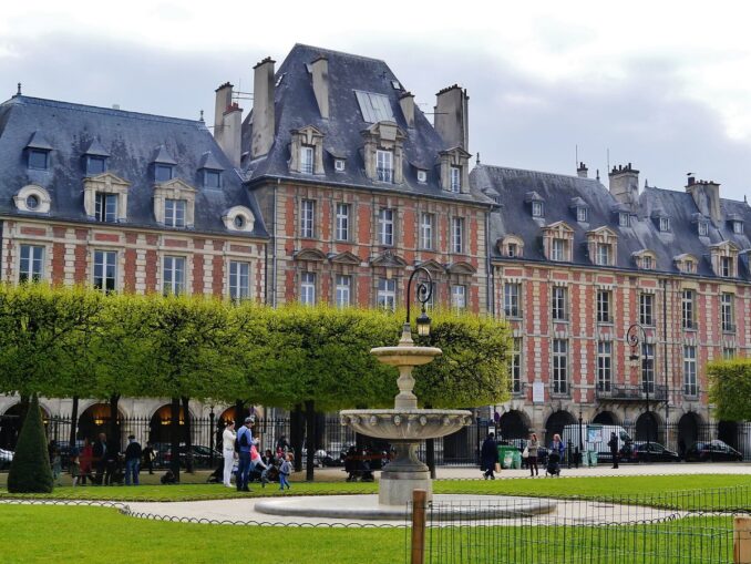 Площадь Вогезов в Маре - одно из тех мест, которые нужно обязательно посетить в Париже