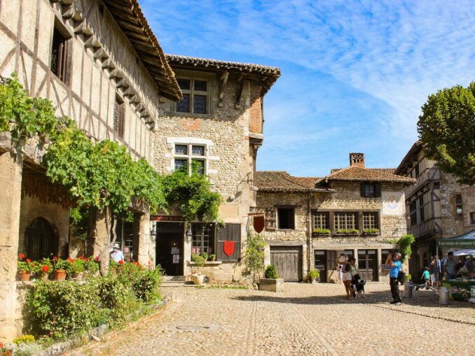 Из Лиона можно съездить в Перуж