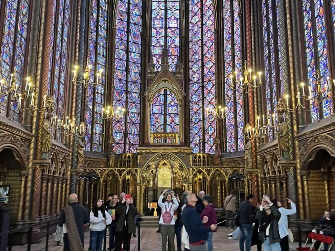 В Сент-Шапель в Париже нужно сходить, чтобы увидеть витражи