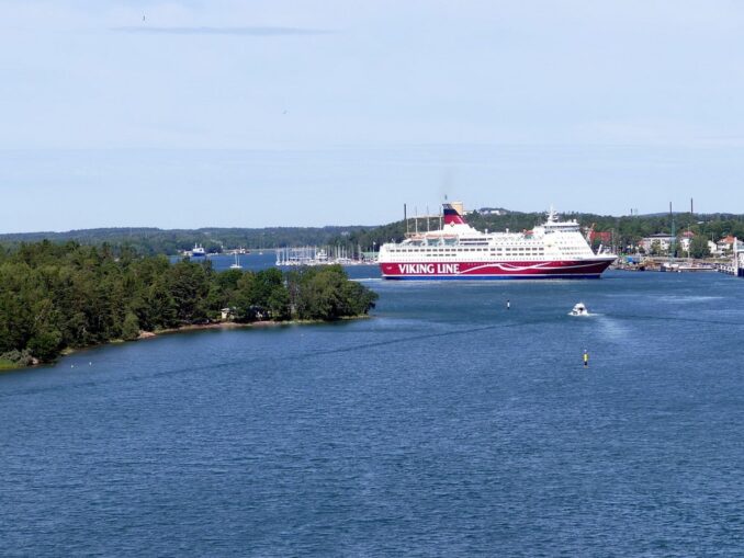 Паром Viking Line из Хельсинки плывет в Стокгольм