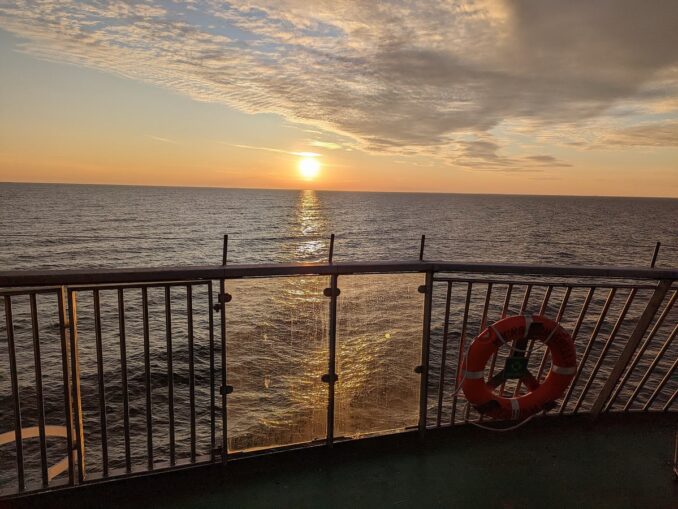 Паром на Балтийском море - вид с кормы