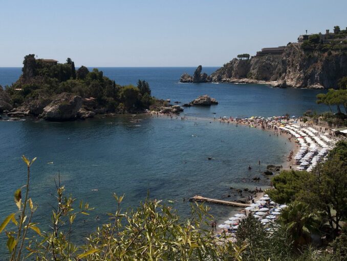 Остров Изола Белла - пляжный сезон в Таормине начинается в июне