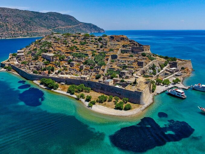 Spearly Sponalong near Crete should visit