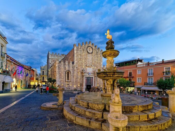 Пьяццу-дель-Дуомо в Таормине нужно посетить в первую очередь