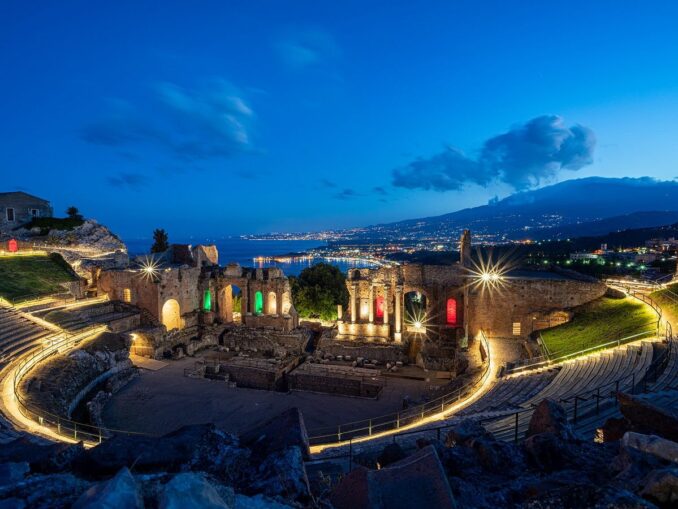 Театр вечером - в Таормину лучше всего ехать в июне и сентябре