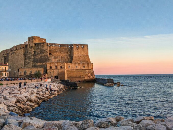 В Кастель-дель-Ово в Неаполь можно сходить на час или два