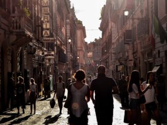 Туристы - в Неаполе можно посмотреть массу интересных мест