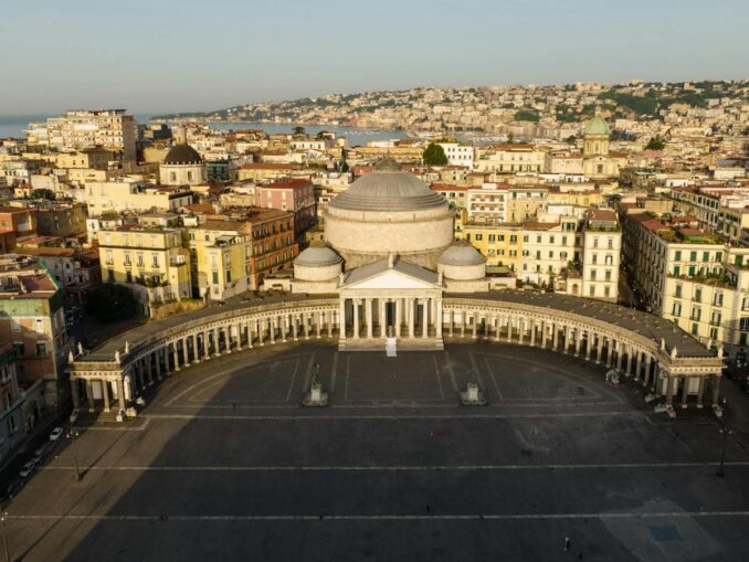 Пьяццу-дель-Плебишито нужно в первую очередь посмотреть в Неаполе туристу