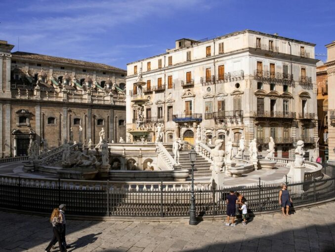 На Пьяцца Преториу с "Фонтаном стыда" в Палермо нужно сходить в первую очередь