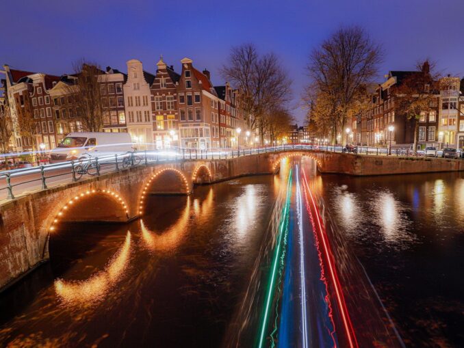 Каналы - поезд едет из Парижа в Амстердам менее 4 часов