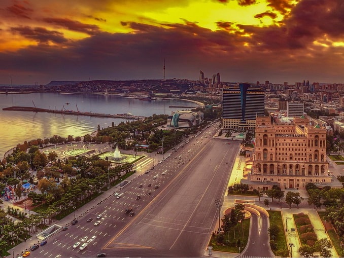 В Баку нужно посмотреть Приморский бульвар