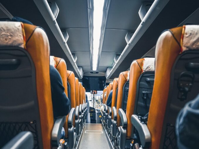 Салон - на автобусе можно добраться из Санкт-Петербурга до Великого Новгорода за 3 часа