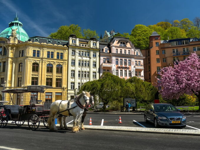 Если приехать в Карловы Вары на машине, получится попутешествовать и рядом