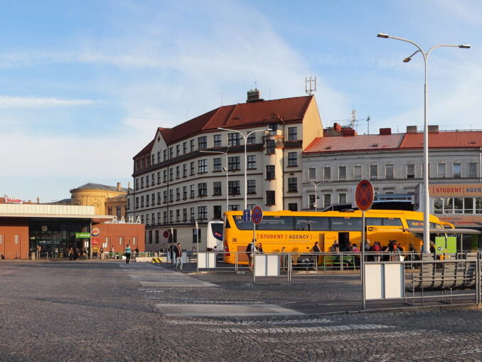На автобусе можно добраться из Праги до Карловых Вар быстрее и дешевле всего