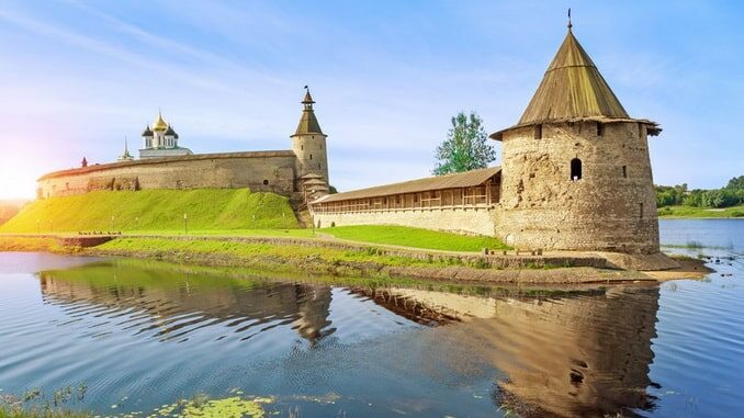 Псков, Плоская башня Кром - главная достопримечательность Пскова