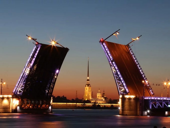 Дворцовый мост, Санкт-Петербурге Дворцовый мост в Санкт-Петербурге в июне - белая ночь
