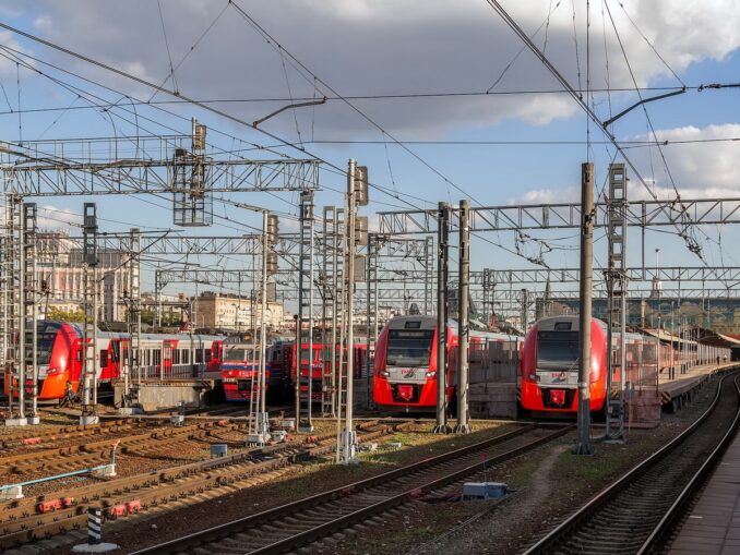 Поезда в Великий Новгород уходят из Москвы в Ленинградского вокзала