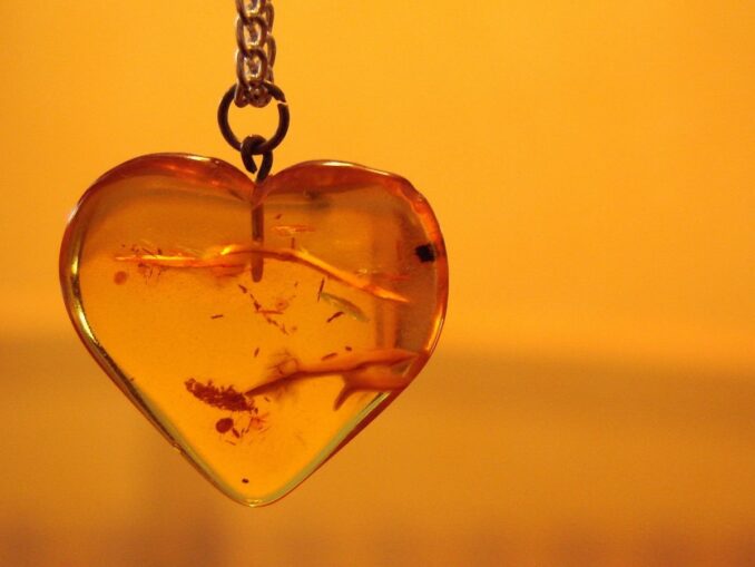 Янтарное сердце, фото @Jacek Abramowicz/Pixabay.com Сувенир из янтаря в первую очередь привозят из Калининграда на память или в подарок