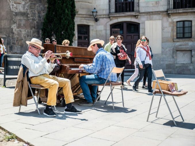In October in Barcelona they dress in a summer