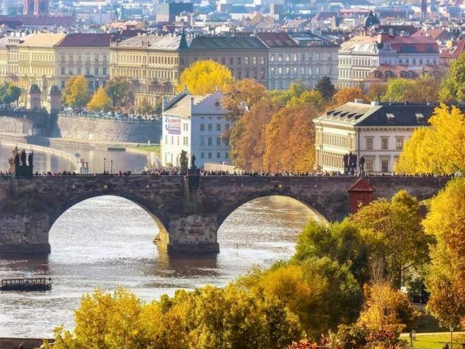 Karlov bridge - in October Prague there are many tourists