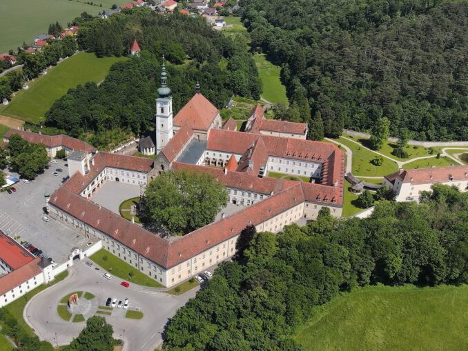 Монастырь Хайлигенкройц нужно посетить рядом с Веной
