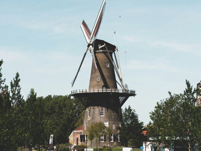 В Лейдене можно посетить мельницу Molen De Valk 