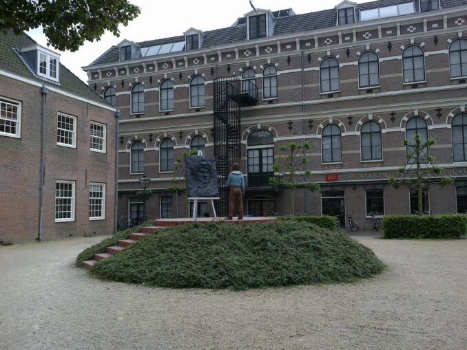 Площадь Ремрандта в Лейдене - первое, что нужно посмотреть туристу