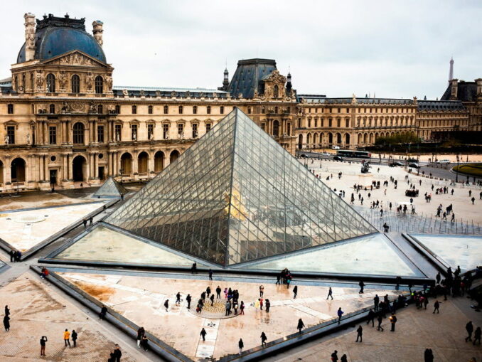 Пирамида - Лувр - самый посещаемый музей Парижа