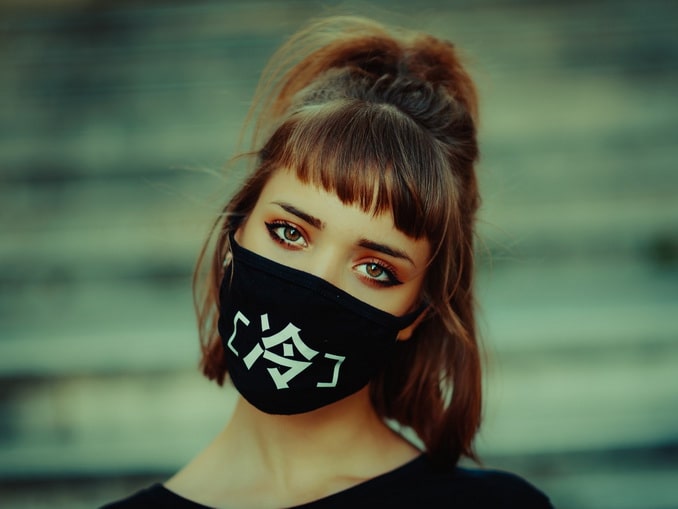 Девушка в маске Девушка в маске