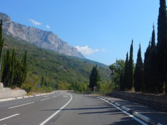 Из Симферополя в Ялту, можгл добраться на автобусе или троллейбусе