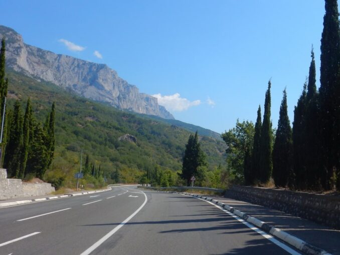 Из Симферополя в Ялту, можгл добраться на автобусе или троллейбусе